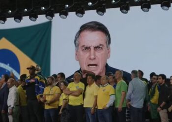 Convenção de Flávio Bolsonaro é marcada por ataques de Milei, apoio internacional e novas polêmicas