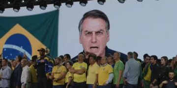 Convenção de Flávio Bolsonaro é marcada por ataques de Milei, apoio internacional e novas polêmicas