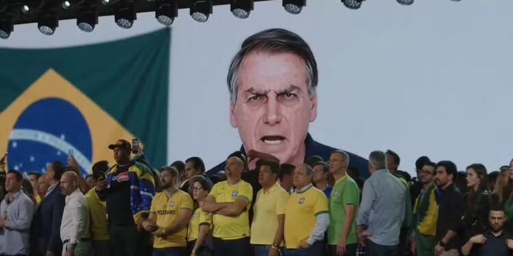 Convenção de Flávio Bolsonaro é marcada por ataques de Milei, apoio internacional e novas polêmicas