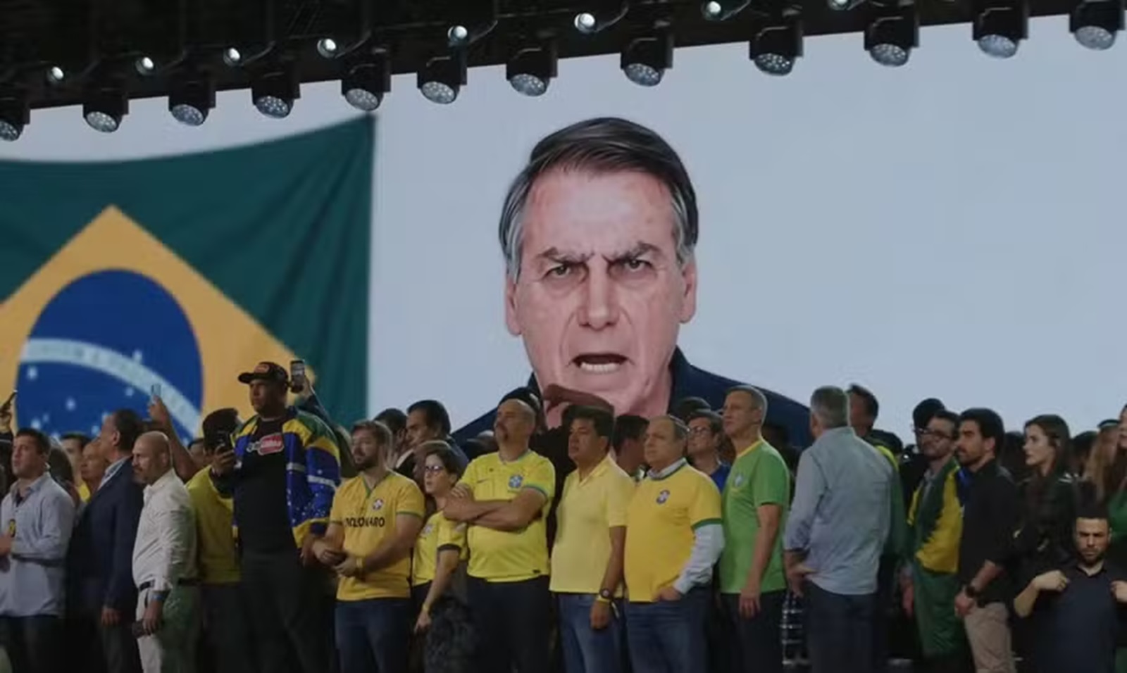 Convenção de Flávio Bolsonaro é marcada por ataques de Milei, apoio internacional e novas polêmicas