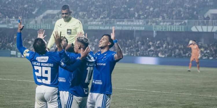 Cruzeiro vence o Coritiba fora de casa e volta a sorrir no Brasileirão