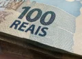 Dólar fecha no menor valor em mais de um mês com alta do petróleo e juros elevados no Brasil