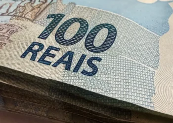 Dólar fecha no menor valor em mais de um mês com alta do petróleo e juros elevados no Brasil