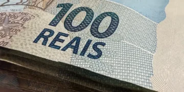 Dólar fecha no menor valor em mais de um mês com alta do petróleo e juros elevados no Brasil