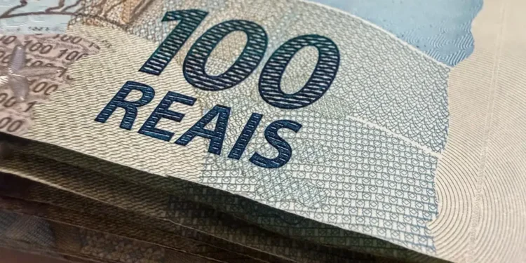 Dólar fecha no menor valor em mais de um mês com alta do petróleo e juros elevados no Brasil