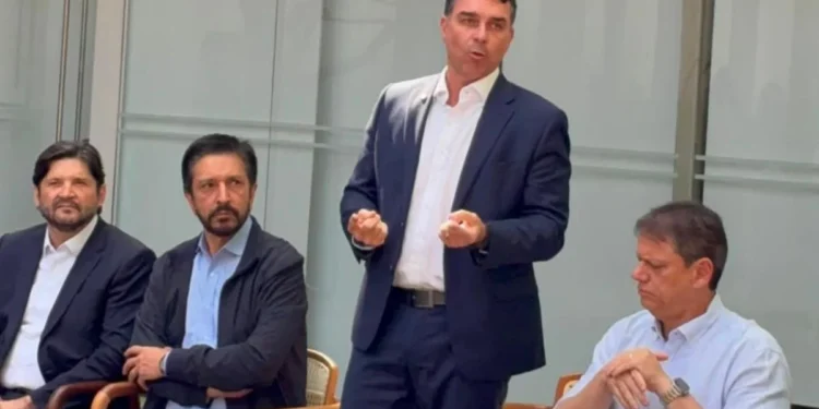 Flávio Bolsonaro agradece Tereza Cristina e mantém busca por vice após neutralidade do PP