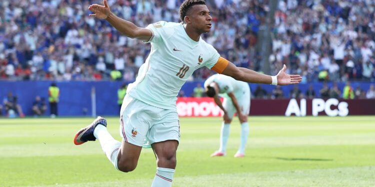 França vence Marrocos por 2 a 0 e avança à semifinal da Copa do Mundo