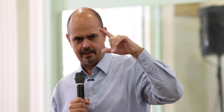 Mateus Simões inicia ‘faxina’ no governo após romper com Marcelo Aro: “Passou quatro anos parasitando o Estado”
