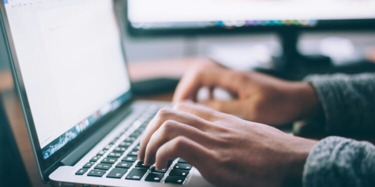ONU Mulheres abre inscrições para curso gratuito de tecnologia com celular e internet para participantes