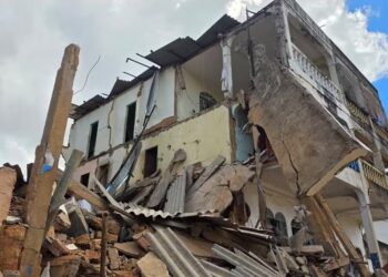 Prédio em obras desaba parcialmente e deixa três feridos em Governador Valadares