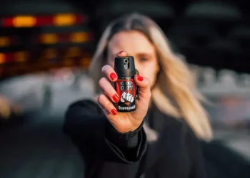 Mulheres poderão comprar e portar spray de pimenta para defesa pessoal; veja o que muda com a nova lei