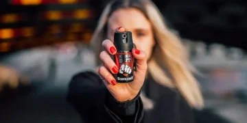 Mulheres poderão comprar e portar spray de pimenta para defesa pessoal; veja o que muda com a nova lei