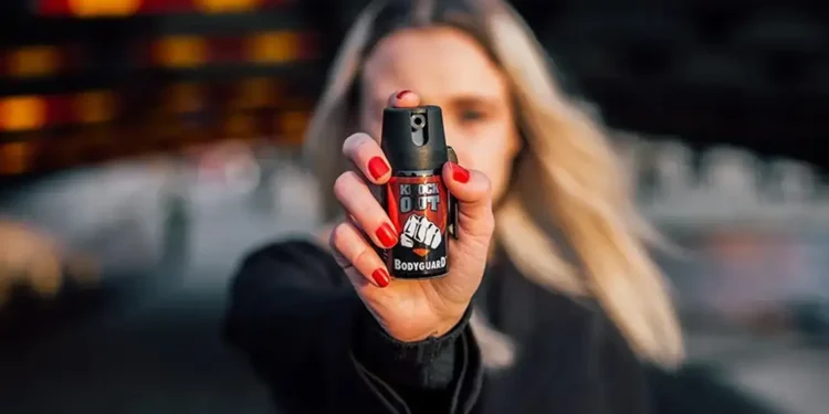 Mulheres poderão comprar e portar spray de pimenta para defesa pessoal; veja o que muda com a nova lei