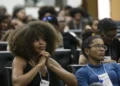 Mais da metade dos universitários com filhos já interrompeu os estudos para cuidar da família, revela levantamento