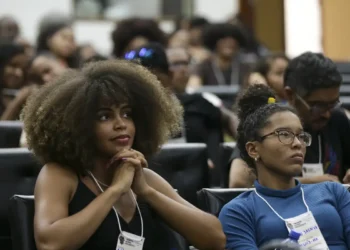 Mais da metade dos universitários com filhos já interrompeu os estudos para cuidar da família, revela levantamento