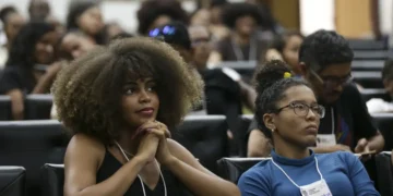 Mais da metade dos universitários com filhos já interrompeu os estudos para cuidar da família, revela levantamento