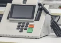 TSE desmente Flávio Bolsonaro e reafirma que Smartmatic não forneceu urnas ao Brasil