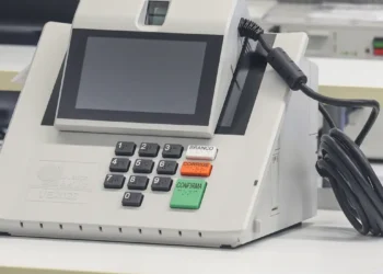 TSE desmente Flávio Bolsonaro e reafirma que Smartmatic não forneceu urnas ao Brasil