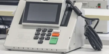 TSE desmente Flávio Bolsonaro e reafirma que Smartmatic não forneceu urnas ao Brasil