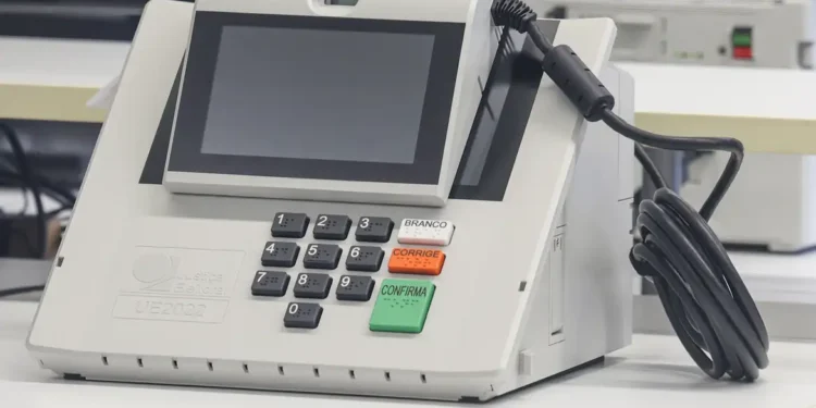 TSE desmente Flávio Bolsonaro e reafirma que Smartmatic não forneceu urnas ao Brasil