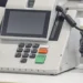 TSE desmente Flávio Bolsonaro e reafirma que Smartmatic não forneceu urnas ao Brasil