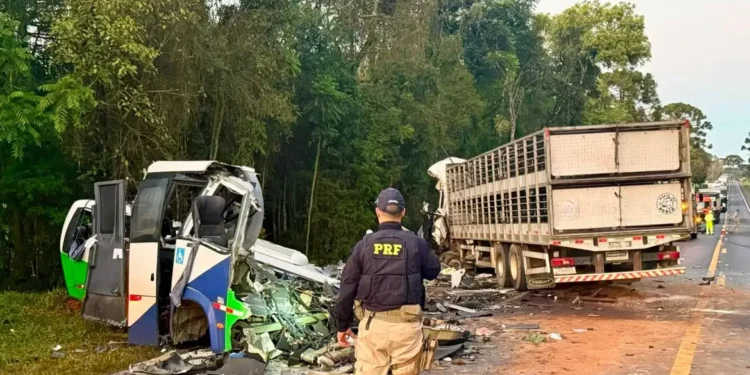 Tragédia na BR-373 deixa 23 mortos após colisão entre micro-ônibus e carreta no Paraná