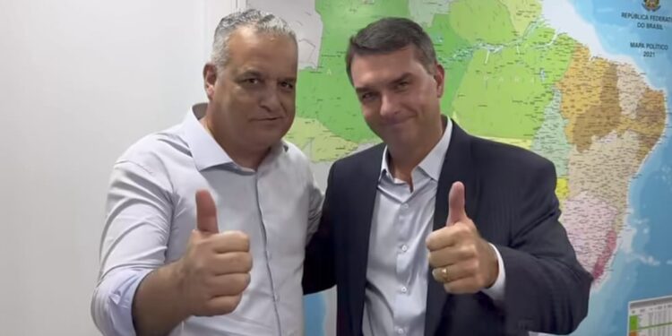 Após prometer uma mulher como vice, Flávio Bolsonaro anuncia Alfredo Gaspar e forma chapa “puro sangue” do PL
