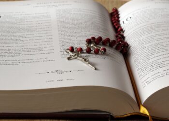 Fé entra na urna: 81% dos brasileiros consideram fundamental que candidatos acreditem em Deus