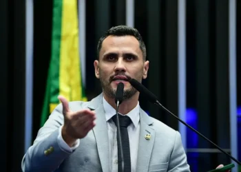 Idas e vindas de Cleitinho terminam com candidatura rejeitada e deixam rastro de desgaste político