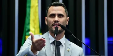 Idas e vindas de Cleitinho terminam com candidatura rejeitada e deixam rastro de desgaste político
