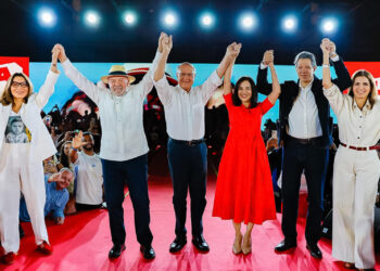 PT oficializa candidatura de Lula à reeleição e confirma Alckmin como vice