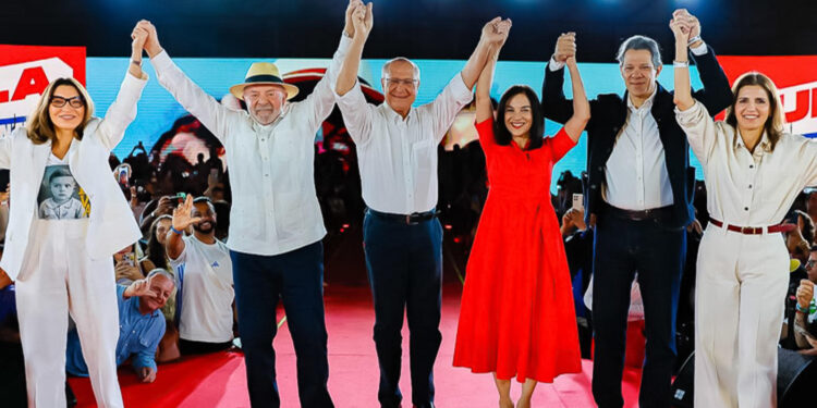 PT oficializa candidatura de Lula à reeleição e confirma Alckmin como vice