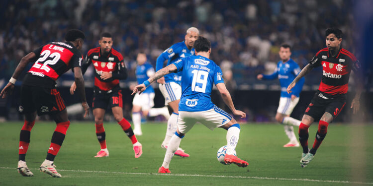 Cruzeiro empata com Flamengo no Mineirão e deixa decisão da Libertadores para o Maracanã