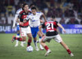 Cruzeiro reage, esbarra em lance polêmico e cai diante do Flamengo na Libertadores