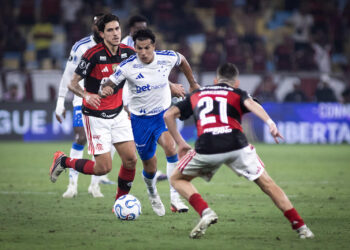 Cruzeiro reage, esbarra em lance polêmico e cai diante do Flamengo na Libertadores