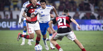 Cruzeiro reage, esbarra em lance polêmico e cai diante do Flamengo na Libertadores