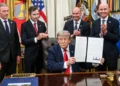 Trump volta à ofensiva contra cidadania por nascimento e tenta restringir prática de “turismo de parto”