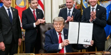 Trump volta à ofensiva contra cidadania por nascimento e tenta restringir prática de “turismo de parto”