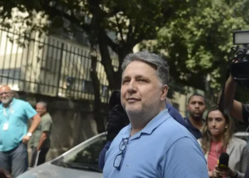 Justiça manda suspender direitos políticos de Garotinho por oito anos e candidatura ao governo do Rio fica ameaçada