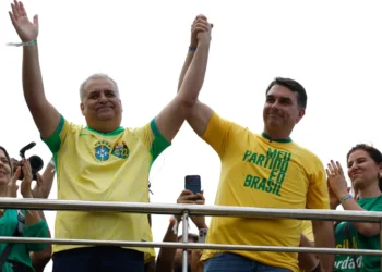 De colete à prova de balas, Flávio lança campanha em ato com bandeiras dos EUA e de Israel