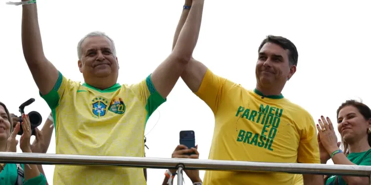 De colete à prova de balas, Flávio lança campanha em ato com bandeiras dos EUA e de Israel