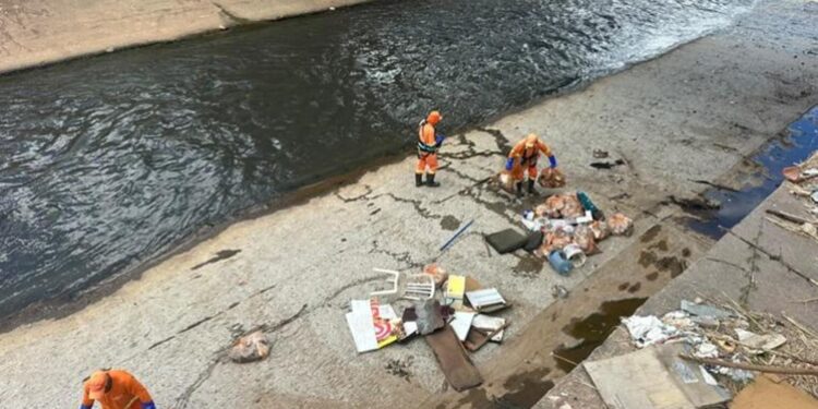 Limpeza do Arrudas retira 42 toneladas de lixo antes do período de chuvas em BH