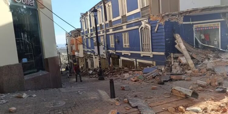 Terremoto de magnitude 7,4 deixa dezenas de mortos e causa destruição na Colômbia