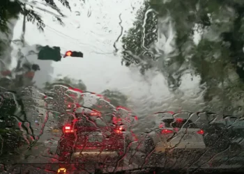 Chuva provoca caos no trânsito de Belo Horizonte e motoristas relatam falta de agentes
