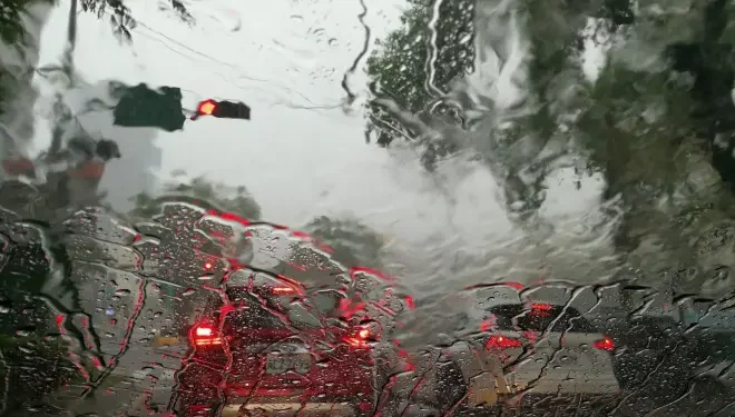 Chuva provoca caos no trânsito de Belo Horizonte e motoristas relatam falta de agentes