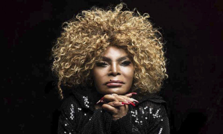 Elza Soares, inigualável, diplomada como Embaixatriz do Samba.  (Reprodução)
