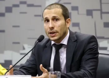 Novo chefe da PF reage após afastamento de Andrei e fala em ataques à corporação