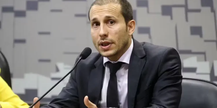Novo chefe da PF reage após afastamento de Andrei e fala em ataques à corporação