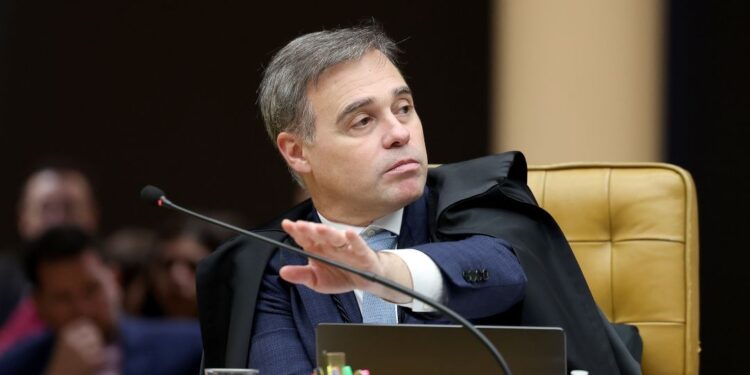 André Mendonça afasta Andrei Rodrigues da chefia da PF e diz ter sido monitorado por mais de 30 dias