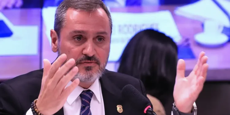 Chefe da PF nega monitoramento de Mendonça e diz que relatórios foram feitos por ordem de Moraes